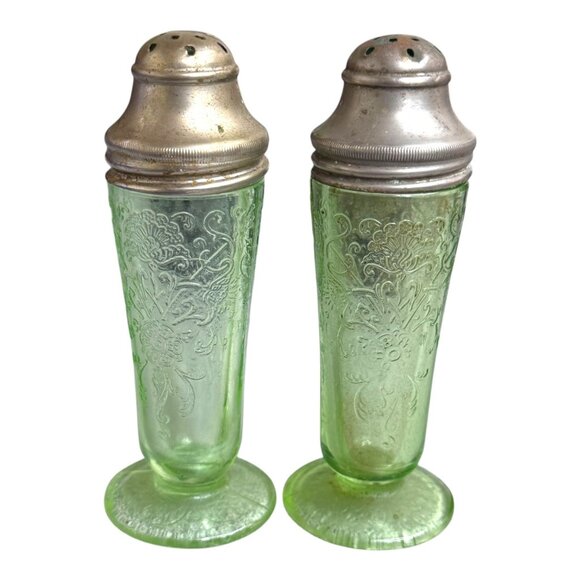Vintage 1930s Hazel Atlas Royal Lace Uranium Green 4" Salt Pepper Shaker Pair - Picture 2 of 12